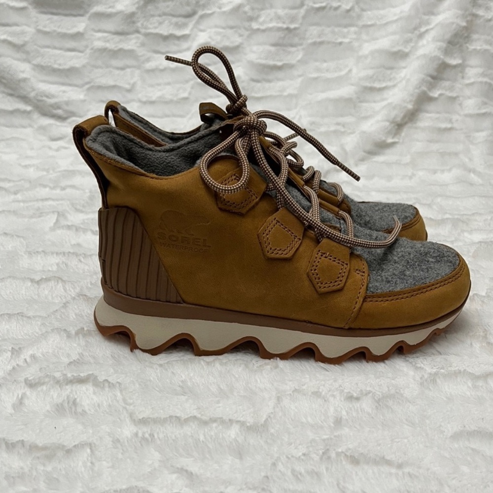SOREL Women’s  KINETIC CARIBOU Waterproof Boot Size 5